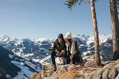 Paar beim Teetrinken auf einem Berg im Skiurlaub in Großarl - Hotel Tauernhof