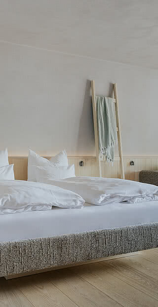 Großes Bett im Zimmer Frei&Wild in der Unterkunft Hotel Tauernhof in Großarl