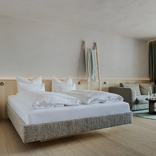 Großes Bett im Zimmer Frei&Wild in der Unterkunft Hotel Tauernhof in Großarl