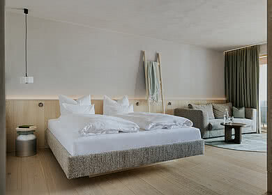 Großes Bett im Zimmer Frei&Wild in der Unterkunft Hotel Tauernhof in Großarl