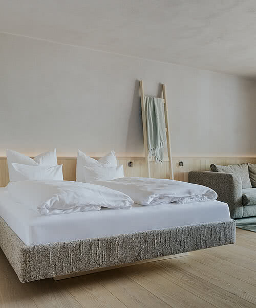 Großes Bett im Zimmer Frei&Wild in der Unterkunft Hotel Tauernhof in Großarl
