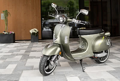 Efo-Elektroroller vor dem Hotel Tauernhof in Großarl