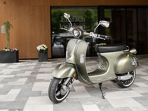 Efo-Elektroroller vor dem Hotel Tauernhof in Großarl