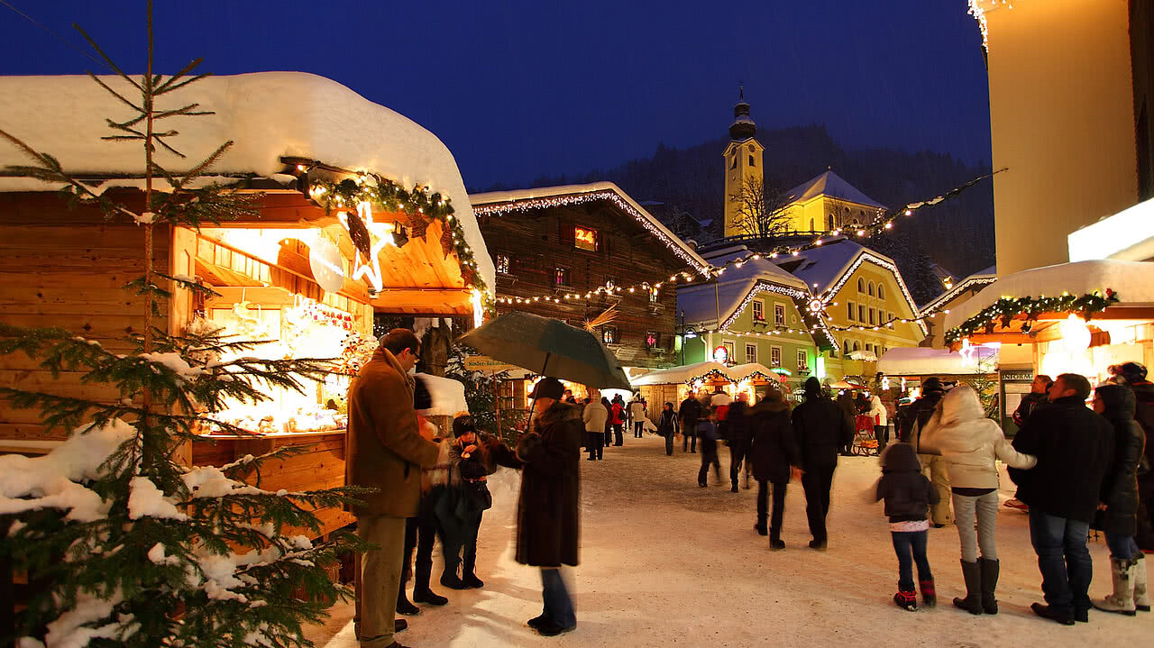 Adventmarkt in Großarl am Abend