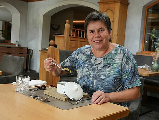 Seniorchefin des Tauernhof Anni Hettegger lässt sich die Kaspressknödel-Suppe schmecken.