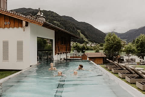 Wellnesshotel Großarl, Salzburg, Pool mit Familie im Tauernhof
