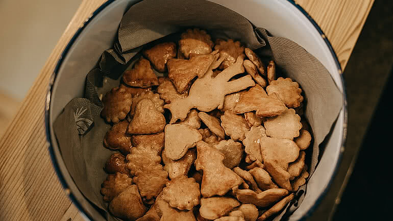Frisch gebackene Weihnachtsplätzchen in einer Blechdose im Tauernhof Großarl