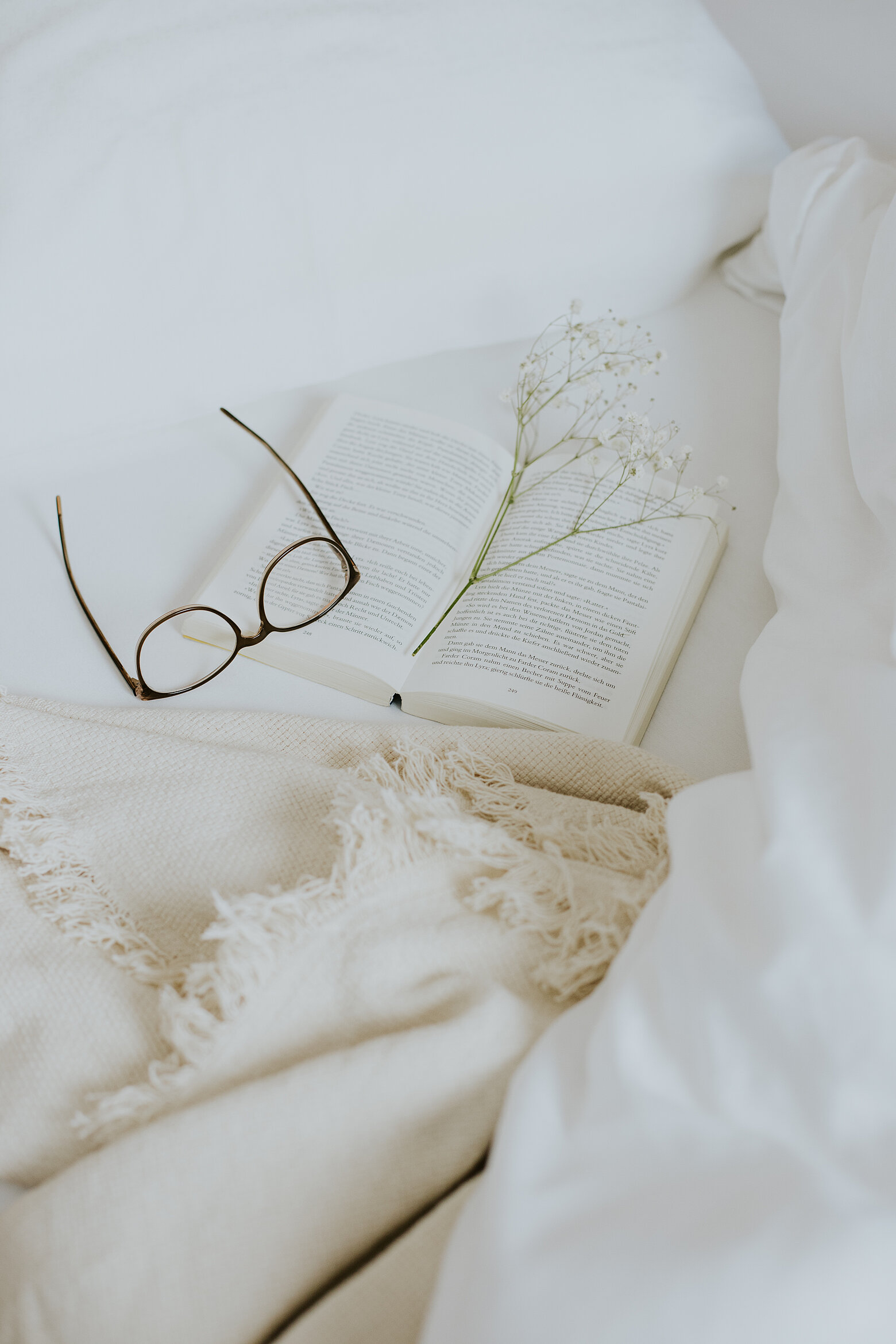 Brille und Buch in der Familiensuite im Hotel Tauernhof in Großarl