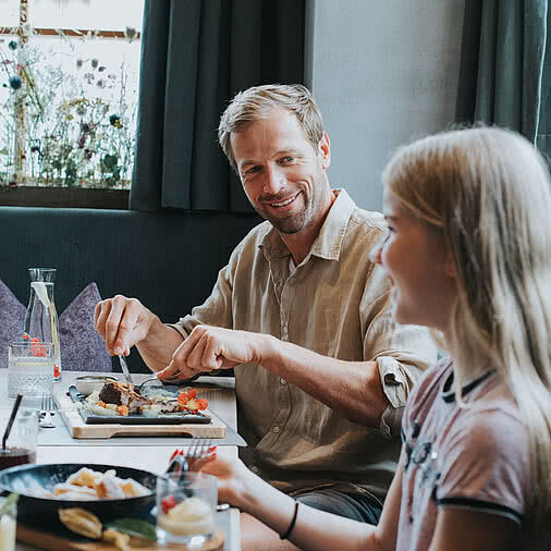 Essen mit der Familie im Tauernhof Restaurant in Großarl