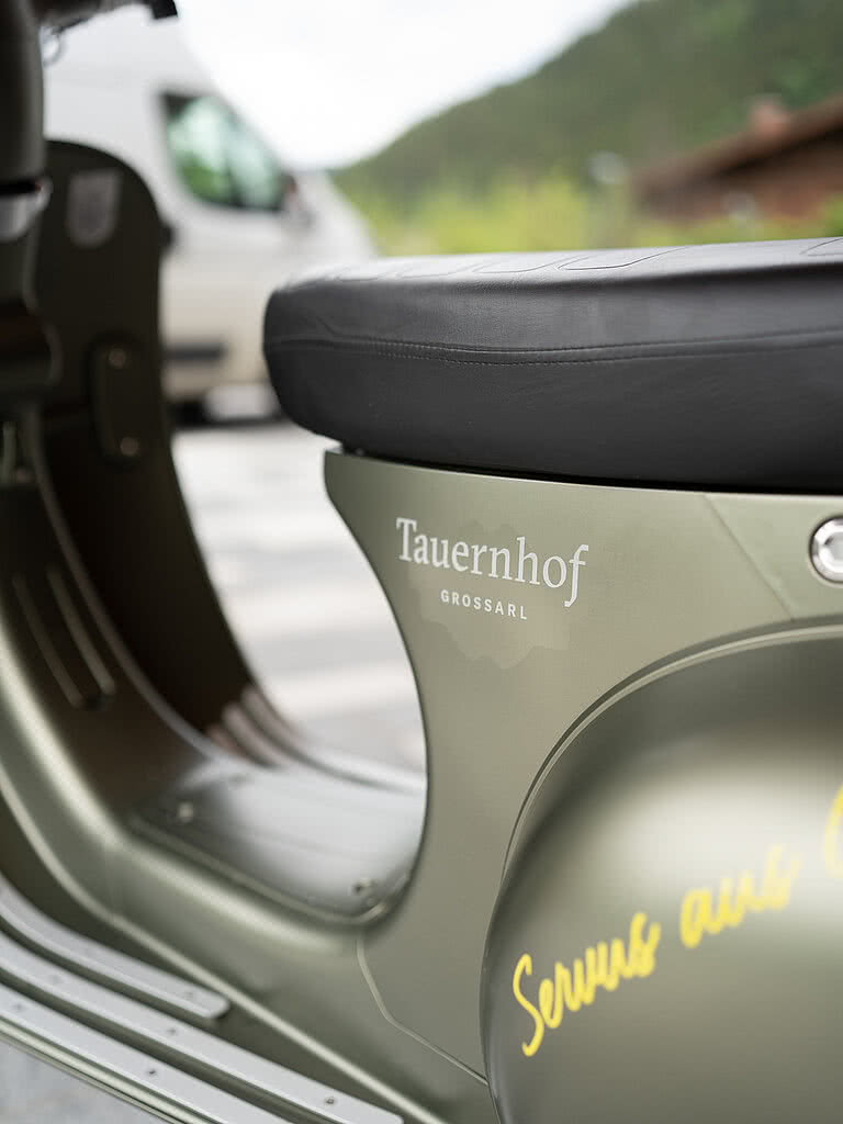 Efo-Elektroroller vor dem Hotel Tauernhof in Großarl