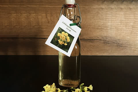 Eine Flasche gefüllt mit Schlüsselblumensirup vom Hotel Tauernhof