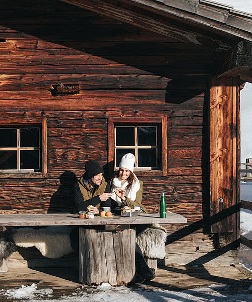 Jause bei einer Hütte im Winterurlaub im Großarltal - Hotel Tauernhof