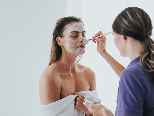 Frau bei einer Gesichtsbehandlung im Wellnesshotel Tauernhof