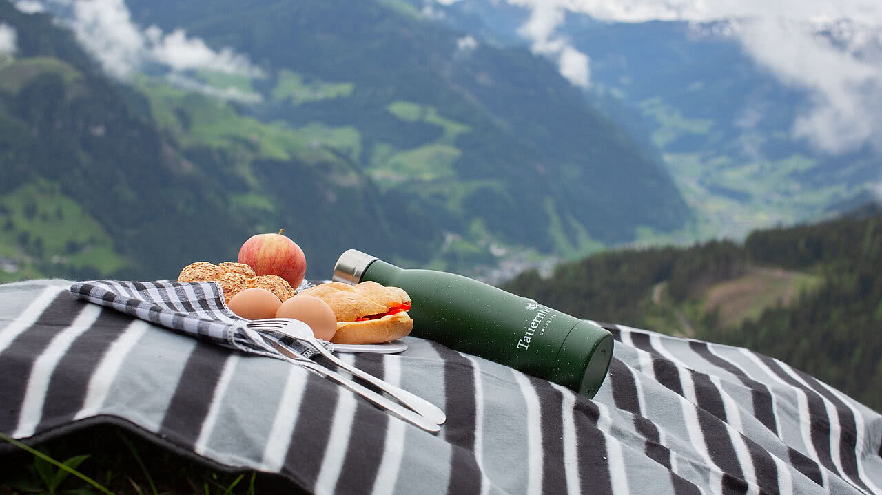 Picknick auf dem Berg im Romantikurlaub in Großarl