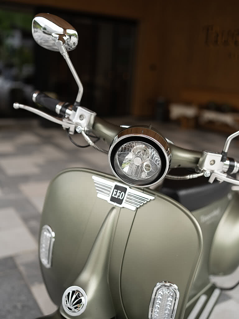 Efo-Elektroroller vor dem Hotel Tauernhof in Großarl