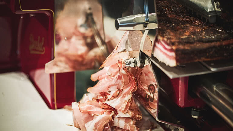 Regionaler Speck aus Großarl wird hauchdünn geschnitten