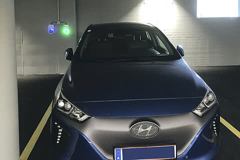 Ein Elektroauto wird an einer Ladestation im Hotel Tauernhof geladen