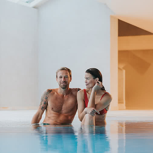 Paar im Hallenbad im Wellnesshotel Tauernhof