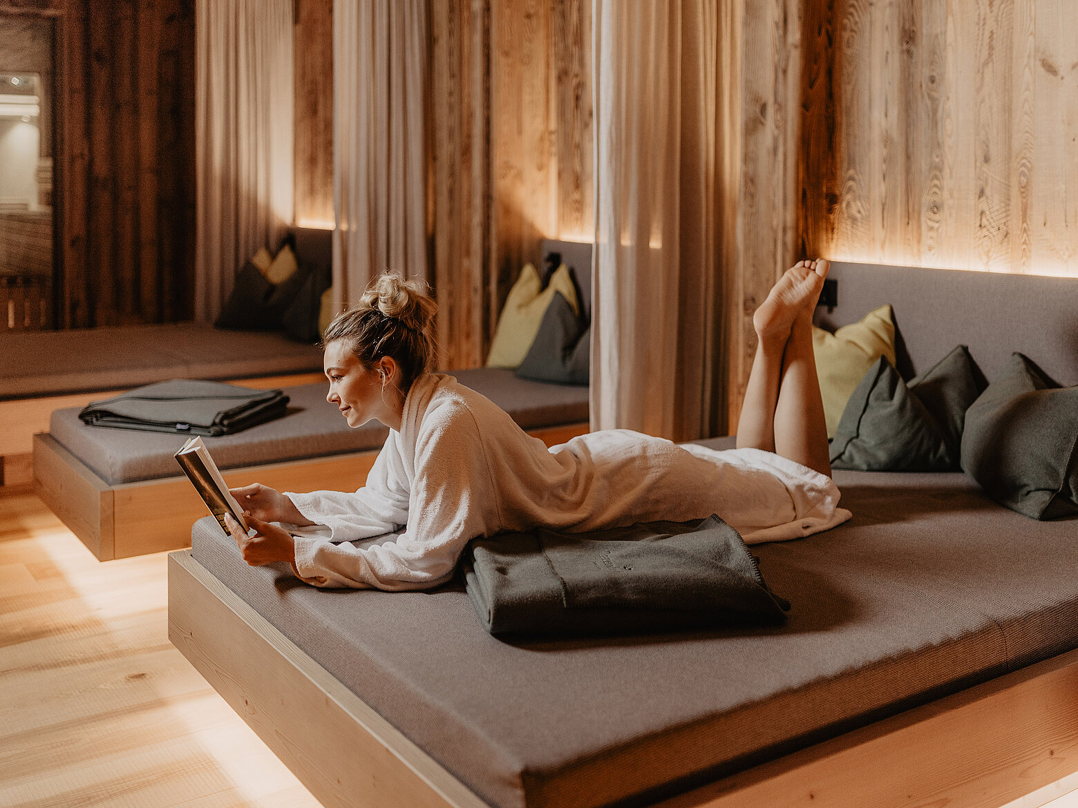 Frau beim Entspannen im Wellnessbereich im Hotel Tauernhof