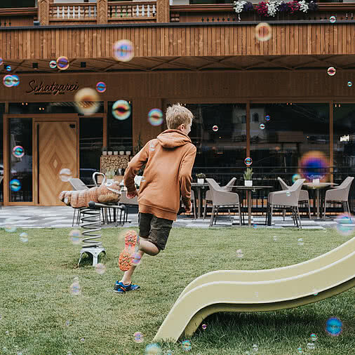 Kinder auf dem Spielplatz beim Familienhotel Tauernhof