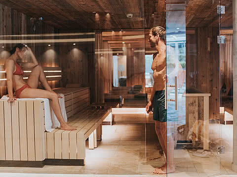 Paar in einer Sauna im Wellnesshotel Tauernhof
