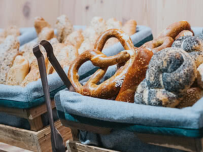 Brot beim Frühstücksbuffet im Tauernhof Restaurant