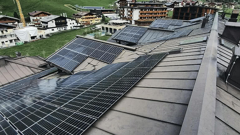 Sonnenkollektoren auf den Dächern des Hotel Tauernhof