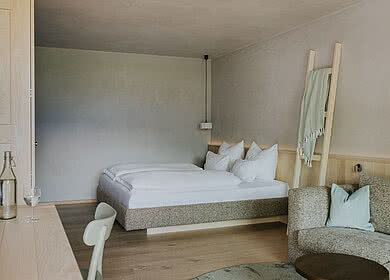 Großes Bett in dem Zimmer Frei&Wild Superior in der Unterkunft Hotel Tauernhof in Großarl