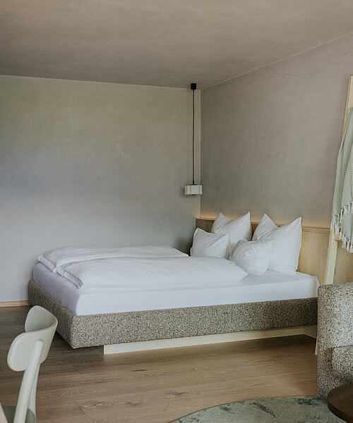 Großes Bett in dem Zimmer Frei&Wild Superior in der Unterkunft Hotel Tauernhof in Großarl