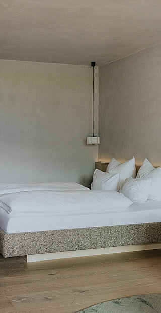 Großes Bett in dem Zimmer Frei&Wild Superior in der Unterkunft Hotel Tauernhof in Großarl