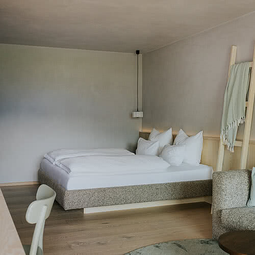Großes Bett in dem Zimmer Frei&Wild Superior in der Unterkunft Hotel Tauernhof in Großarl