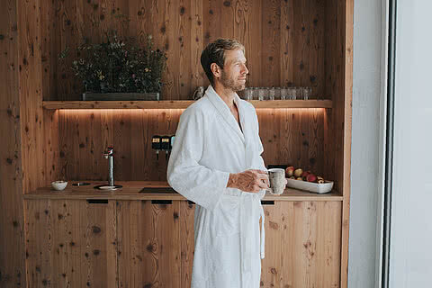 Mann in der Saftbar im Wellnessbereich vom Tauernhof
