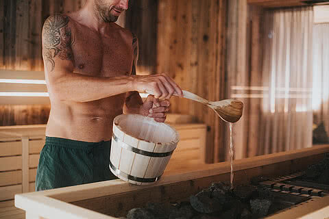 Mann in einer Sauna im Wellnesshotel Tauernhof
