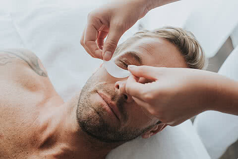 Mann bei einer Gesichtsbehandlung im Wellnesshotel Tauernhof