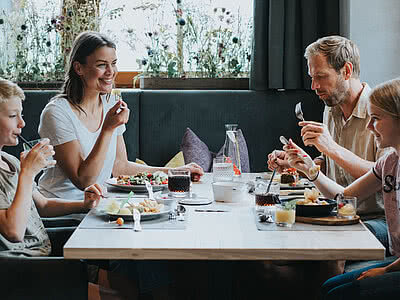 Essen mit der Familie im Tauernhof Restaurant in Großarl