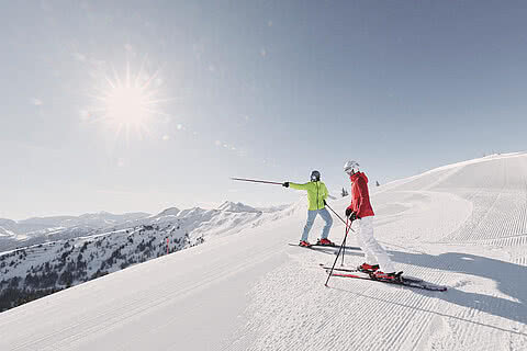 zwei Skifahrer im Winterurlaub im Großarltal