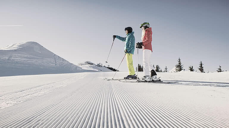 zwei Skifahrer im Winterurlaub im Großarltal