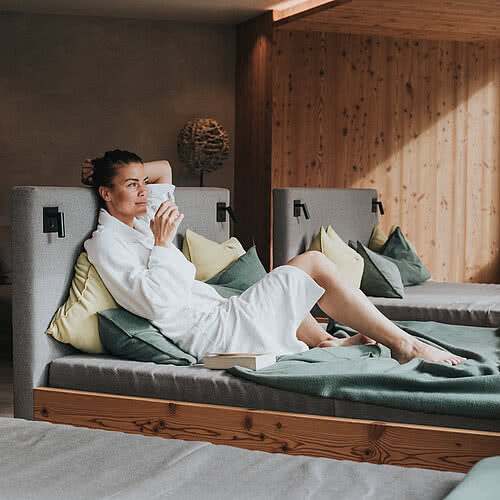 Frau beim Entspannen im Wellnessbereich im Hotel Tauernhof
