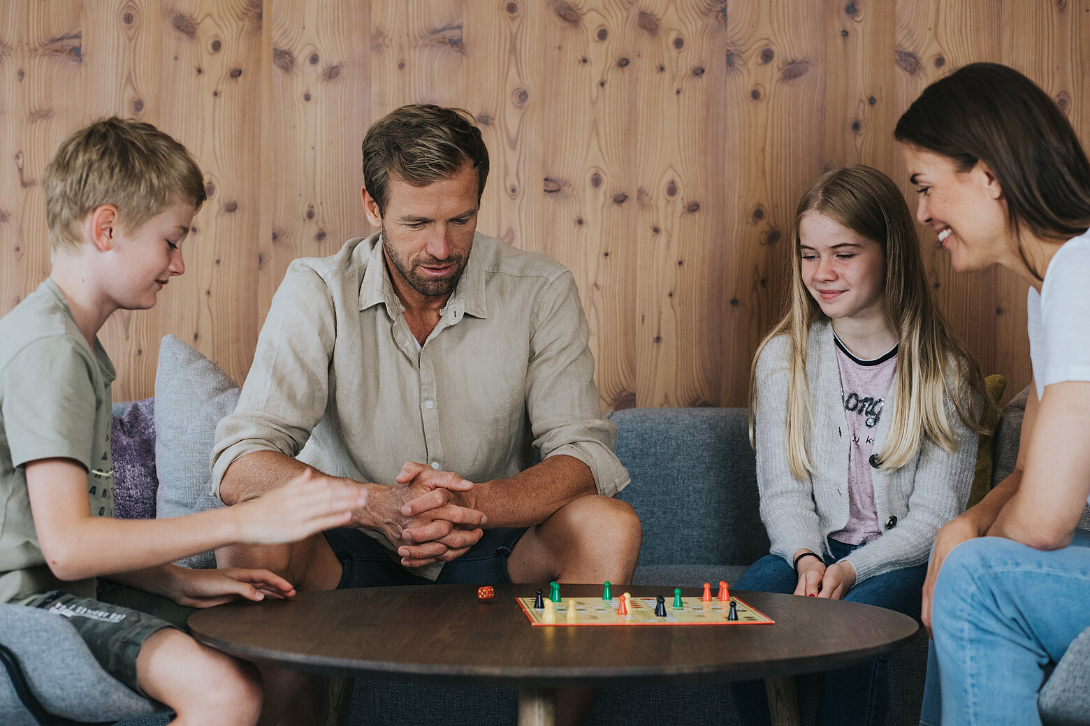 Brettspiel mit der Familie im Hotel Tauernhof in Großarl