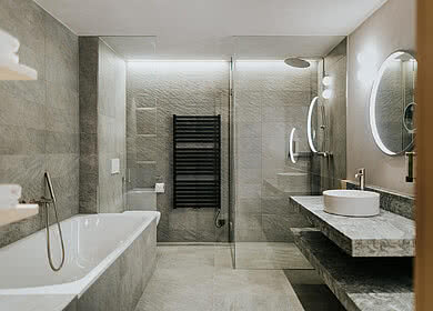 Großes Badezimmer im Zimmer Frei&Wild Superior in der Unterkunft Hotel Tauernhof in Großarl