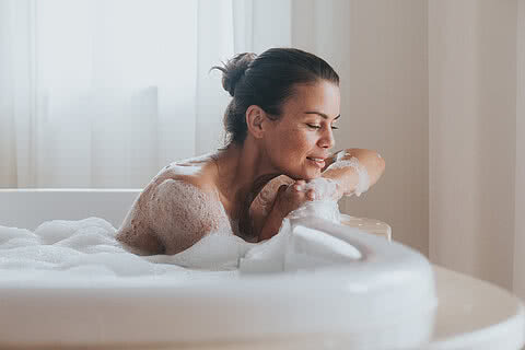 Frau in der Badewanne