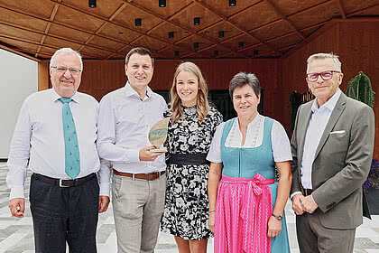 Das Hotel Tauernhof in Großarl freut sich über die Auszeichnung mit einem Umweltpreis. Die Verleihung unterstreicht das Engagement des Hotels für Nachhaltigkeit und Umweltschutz.