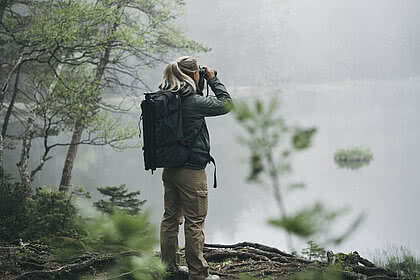 Frau mit einem Swarovski Optik Fernglas
