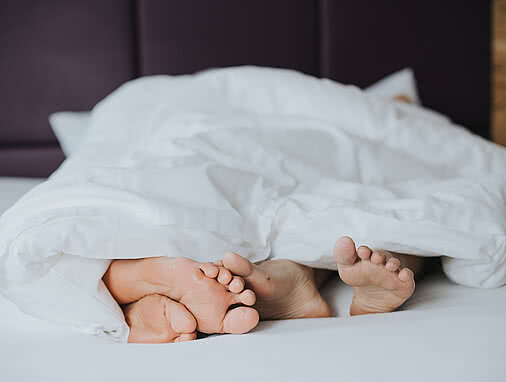 Paar im Zimmer im Hotel Tauernhof