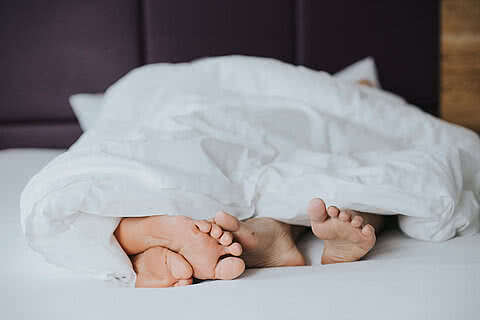 Paar im Zimmer im Hotel Tauernhof