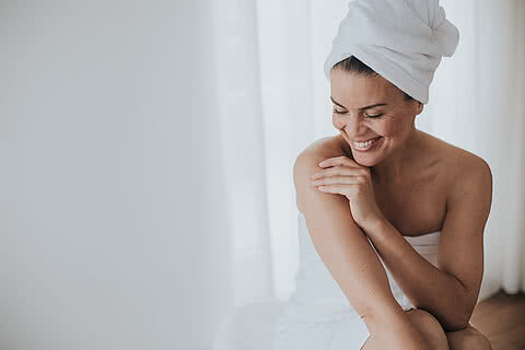 Frau bei einer Wellnessbehandlung im Hotel Tauernhof