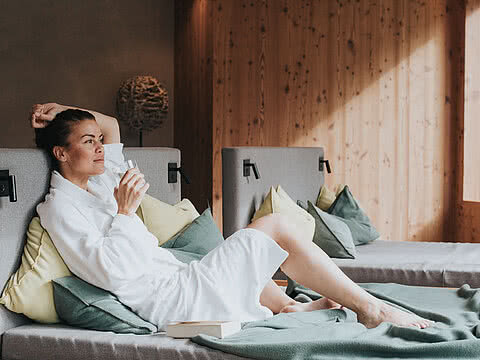 Wellness-Gast beim Entspannen und Nichtstun im Ruhebereich