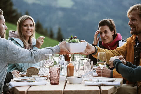 Jause auf einer Alm in Großarl