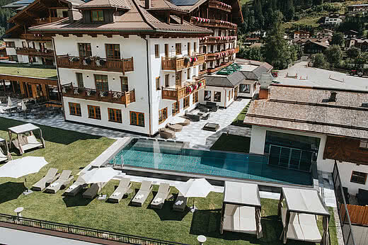 Tauernhof Großarl mit Outdoor-Pool im Sommer