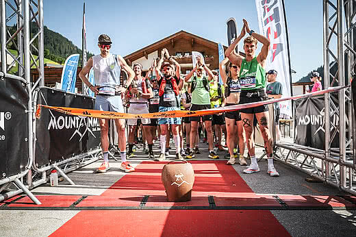 Gruppe von Trail Läufern beim Startgelände des Mountainman Großarl